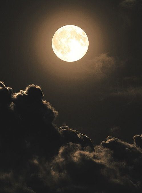 De betekenis van de Volle Maan en haar invloed op jou
